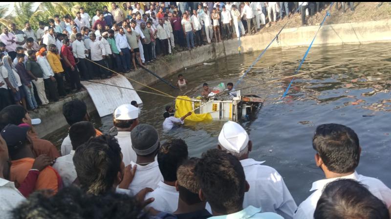 महाराष्ट्र के सोलापुर में सड़क किनारे बने कुएं में गिरी वैन, 8 लोगों की मौत महाराष्ट्र के सोलापुर में सड़क किनारे बने कुएं में गिरी वैन, 8 लोगों की मौत