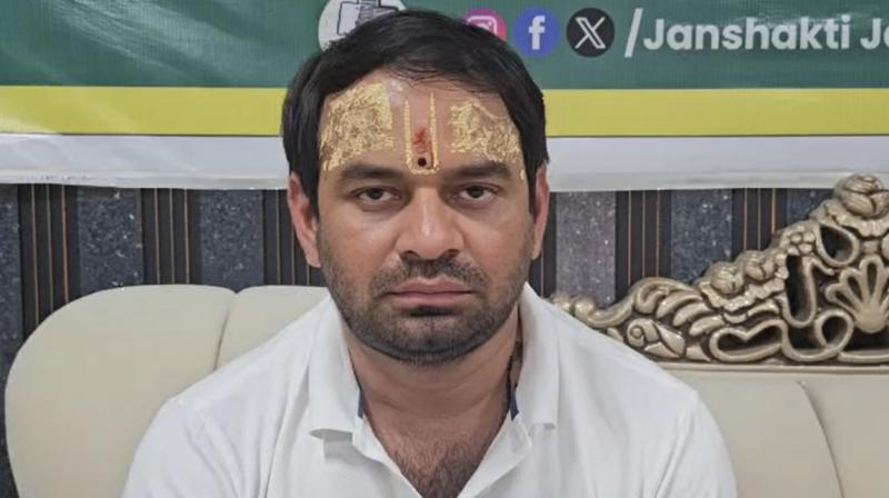 'कुछ भी हुआ तो सरकार जिम्मेदार', तेज प्रताप यादव ने लौटाई सुरक्षा, खान सर पर भी लगाए गंभीर आरोप 'कुछ भी हुआ तो सरकार जिम्मेदार', तेज प्रताप यादव ने लौटाई सुरक्षा, खान सर पर भी लगाए गंभीर आरोप