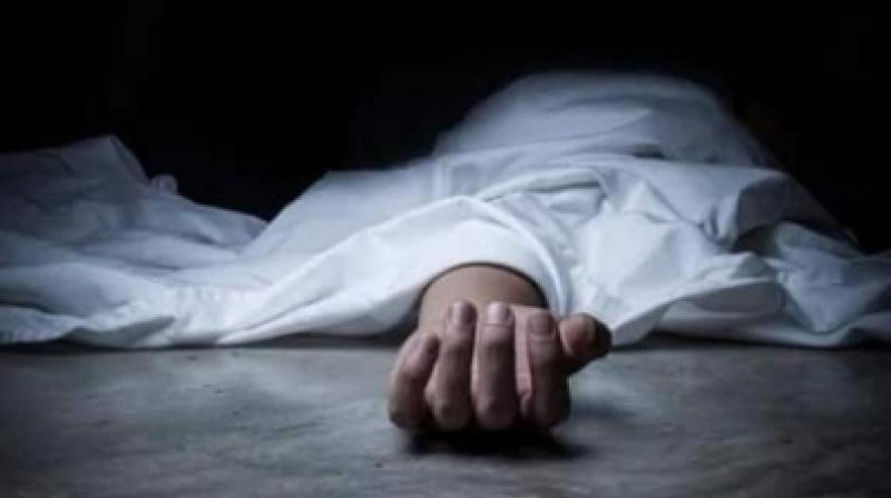 मथुरा में एक ही परिवार के पांच सदस्यों के शव मिलने से मचा हड़कंप मथुरा में एक ही परिवार के पांच सदस्यों के शव मिलने से मचा हड़कंप