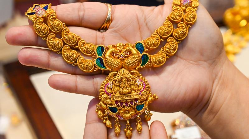 सोने और चांदी में मुनाफावसूली, भाव 1.47 प्रतिशत तक लुढ़का सोने और चांदी में मुनाफावसूली, भाव 1.47 प्रतिशत तक लुढ़का