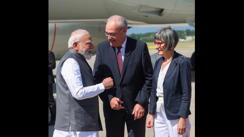 पीएम मोदी का जिनेवा में स्विटजरलैंड के राष्ट्रपति पारमेलिन ने किया स्वागत, जी-7 में शामिल होने फ्रांस जाएंगे पीएम मोदी का जिनेवा में स्विटजरलैंड के राष्ट्रपति पारमेलिन ने किया स्वागत, जी-7 में शामिल होने फ्रांस जाएंगे