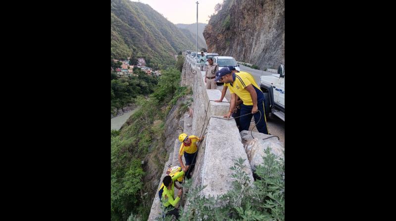 उत्तराखंड के रुद्रप्रयाग में एक व्यक्ति गहरी खाई में गिरा, एसडीआरएफ ने किया रेस्क्यू उत्तराखंड के रुद्रप्रयाग में एक व्यक्ति गहरी खाई में गिरा, एसडीआरएफ ने किया रेस्क्यू