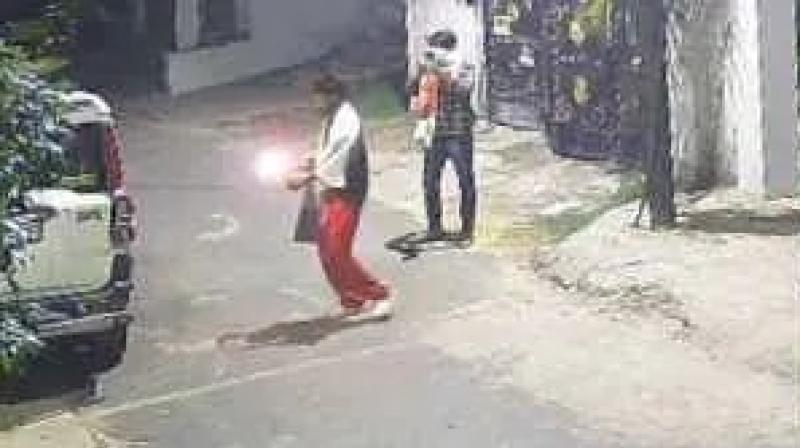 रांची में आरएसएस कार्यालय पर बदमाशों ने दो पेट्रोल बम फेंके, जांच में जुटी पुलिस रांची में आरएसएस कार्यालय पर बदमाशों ने दो पेट्रोल बम फेंके, जांच में जुटी पुलिस