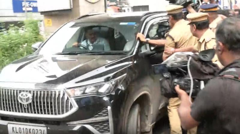 सीएमआरएल-एक्सलॉजिक मामला: पूर्व सीएम विजयन की बेटी वीना पूछताछ के लिए ईडी के सामने पेश हुईं सीएमआरएल-एक्सलॉजिक मामला: पूर्व सीएम विजयन की बेटी वीना पूछताछ के लिए ईडी के सामने पेश हुईं