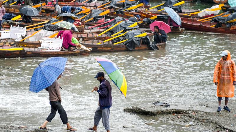 उत्तराखंड के कई जिलों में बारिश का पूर्वानुमान, मौसम विभाग ने लोगों को दी सतर्क रहने की सलाह उत्तराखंड के कई जिलों में बारिश का पूर्वानुमान, मौसम विभाग ने लोगों को दी सतर्क रहने की सलाह