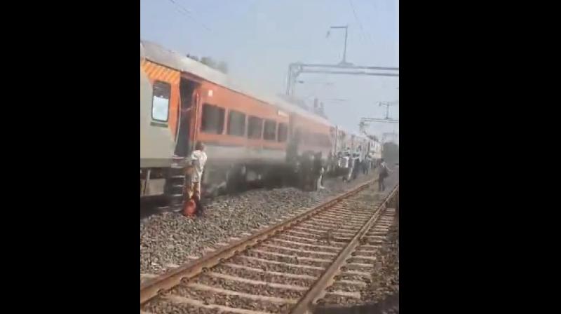 रतलाम में रणथंभौर एक्सप्रेस में धुआं और चिंगारियां देख मची अफरा-तफरी, 20 मिनट तक रुकी रही ट्रेन रतलाम में रणथंभौर एक्सप्रेस में धुआं और चिंगारियां देख मची अफरा-तफरी, 20 मिनट तक रुकी रही ट्रेन