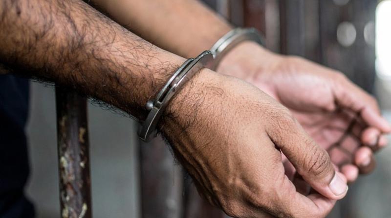बेंगलुरु में व्यापारी से 20 लाख की लूट, सीआईडी इंस्पेक्टर समेत तीन बेंगलुरु में व्यापारी से 20 लाख की लूट, सीआईडी इंस्पेक्टर समेत तीन