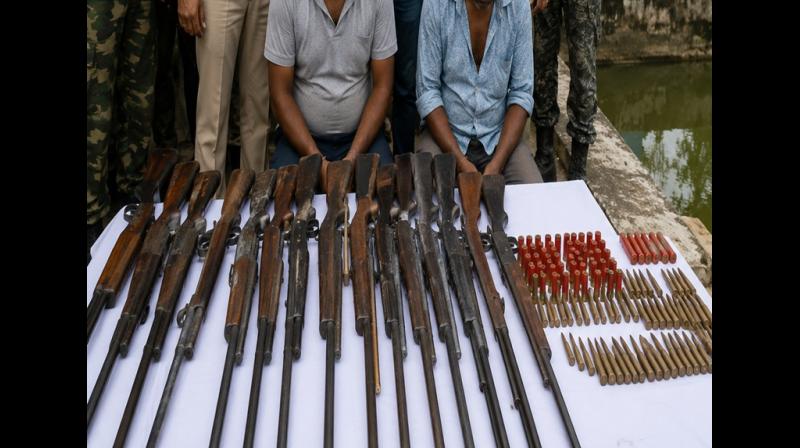 बंगाल: दक्षिण 24 परगना में भारी मात्रा में हथियार बरामद, तृणमूल के दो बंगाल: दक्षिण 24 परगना में भारी मात्रा में हथियार बरामद, तृणमूल के दो