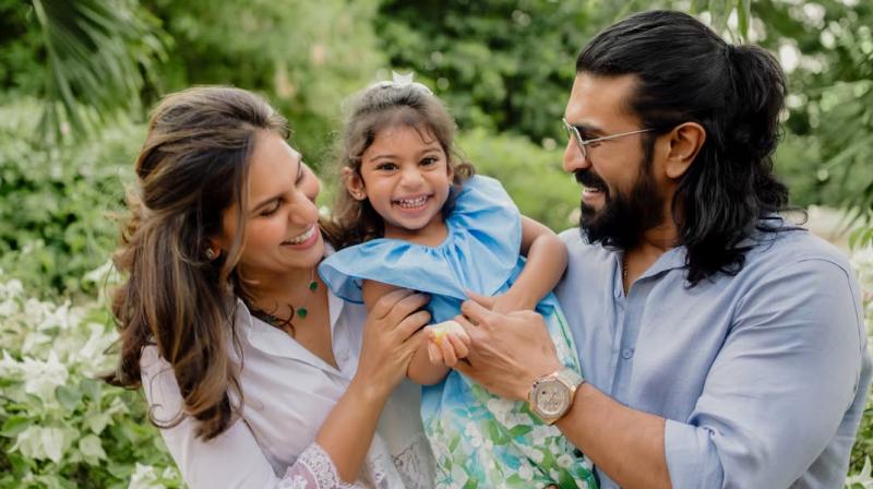 राम चरण और उपासना ने पहली बार दिखाया बड़ी बेटी का चेहरा, जन्मदिन की दी बधाई राम चरण और उपासना ने पहली बार दिखाया बड़ी बेटी का चेहरा, जन्मदिन की दी बधाई