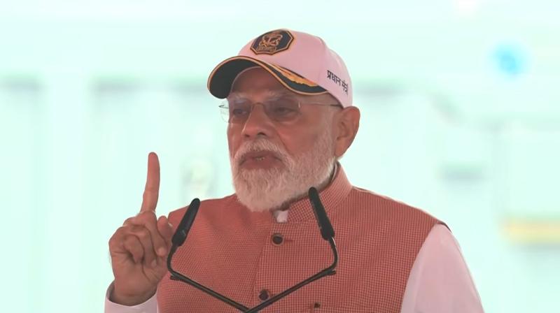 प्रधानमंत्री मोदी ने नौसेना को सौंपे तीन स्वदेशी युद्धपोत, कहा- प्रधानमंत्री मोदी ने नौसेना को सौंपे तीन स्वदेशी युद्धपोत, कहा-