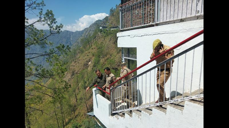 जम्मू-कश्मीर: एसएसपी ने वैष्णो देवी यात्रा मार्ग और भवन क्षेत्र का पैदल चलकर लिया सुरक्षा का जायजा जम्मू-कश्मीर: एसएसपी ने वैष्णो देवी यात्रा मार्ग और भवन क्षेत्र का पैदल चलकर लिया सुरक्षा का जायजा