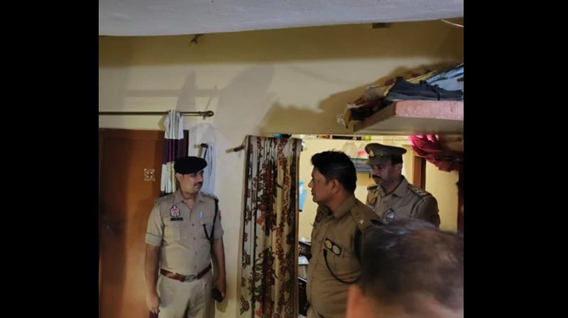 गोरखपुर में छोटे भाई ने बड़े भाई-भाभी और भतीजे की धारदार हथियार से की गोरखपुर में छोटे भाई ने बड़े भाई-भाभी और भतीजे की धारदार हथियार से की