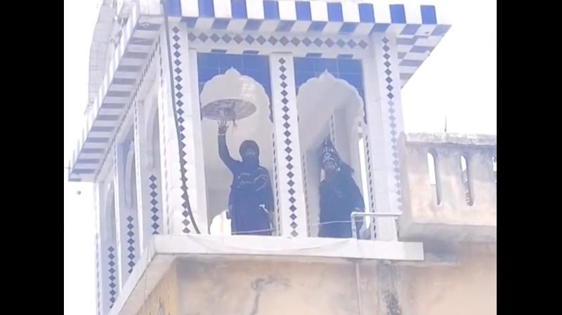 उत्तराखंड: नगरासू गुरुद्वारे की छत पर अभी भी डटे हैं निहंग सिख, सीएम उत्तराखंड: नगरासू गुरुद्वारे की छत पर अभी भी डटे हैं निहंग सिख, सीएम