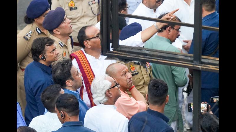लखनऊ अग्निकांड: दो सदस्यीय एसआईटी का गठन, 7 दिन में सौंपेगी रिपोर्ट, लखनऊ अग्निकांड: दो सदस्यीय एसआईटी का गठन, 7 दिन में सौंपेगी रिपोर्ट,