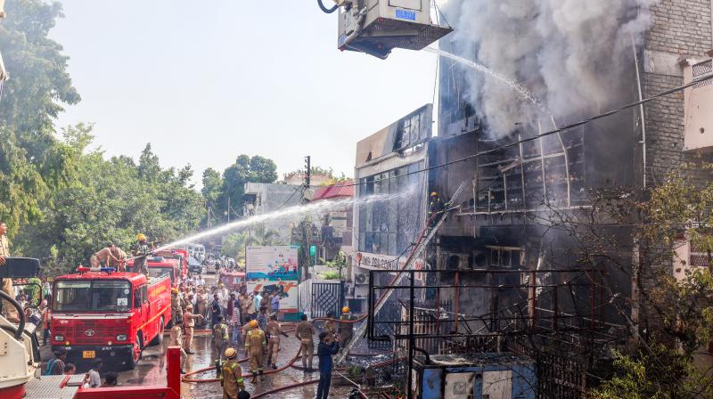लखनऊ अग्निकांड में चार अधिकारी निलंबित, तीन आरोपी गिरफ्तार; बिल्डिंग लखनऊ अग्निकांड में चार अधिकारी निलंबित, तीन आरोपी गिरफ्तार; बिल्डिंग