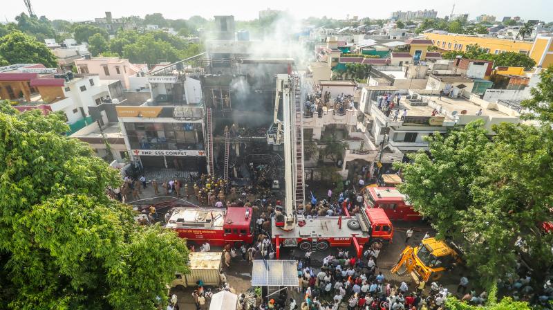लखनऊ हादसे के बाद एक्शन में सरकार: 4 नामजद पर एफआईआर, सील किए 5 लखनऊ हादसे के बाद एक्शन में सरकार: 4 नामजद पर एफआईआर, सील किए 5