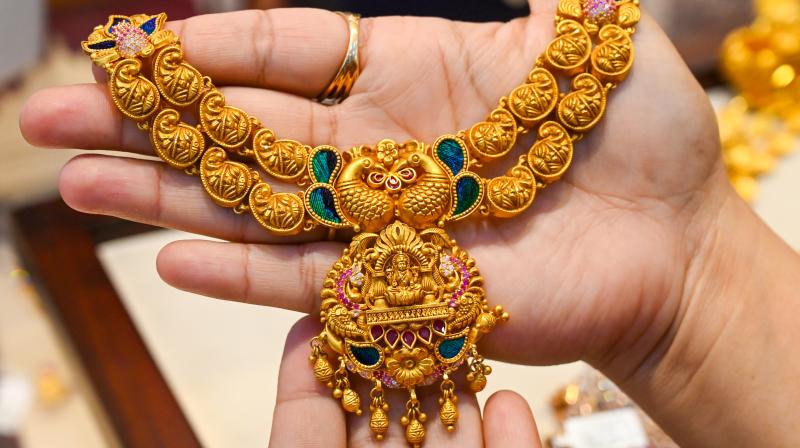सोने और चांदी में कमजोरी जारी, कीमतें 2 प्रतिशत से अधिक घटीं सोने और चांदी में कमजोरी जारी, कीमतें 2 प्रतिशत से अधिक घटीं
