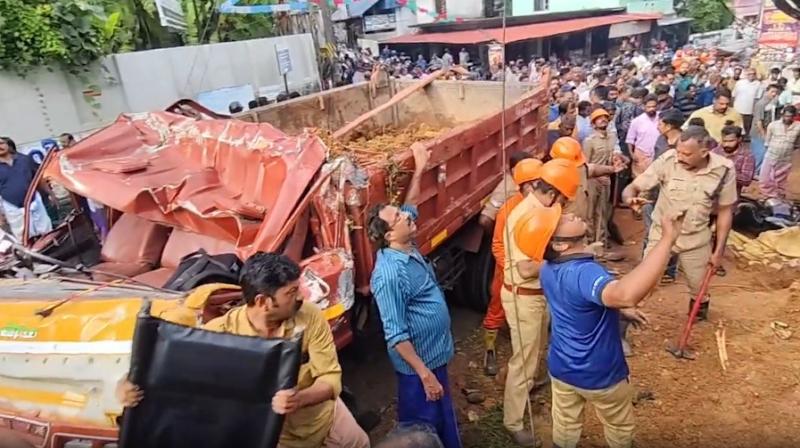 केरल: नियंत्रण बिगड़ने से बस स्टॉप पर चढ़ा ट्रक, 3 की मौत; कई अन्य केरल: नियंत्रण बिगड़ने से बस स्टॉप पर चढ़ा ट्रक, 3 की मौत; कई अन्य