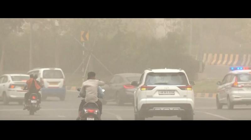 दिल्ली-एनसीआर में मौसम ने ली करवट, धूल भरी आंधी और बारिश का कहर; रेड दिल्ली-एनसीआर में मौसम ने ली करवट, धूल भरी आंधी और बारिश का कहर; रेड