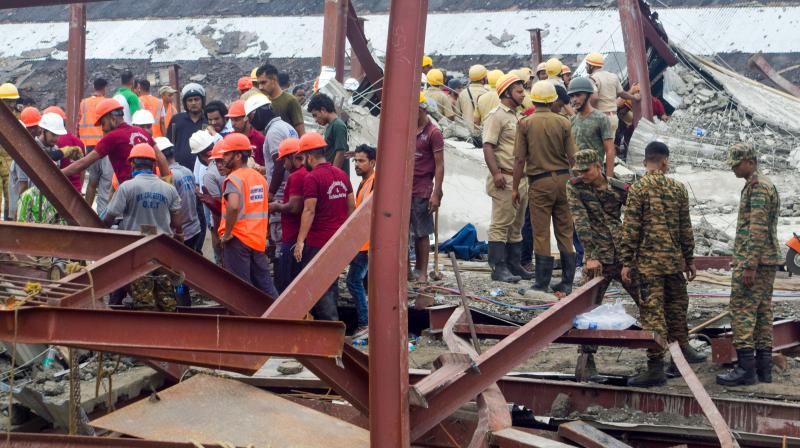 कोलकाता गोदाम हादसा: मरने वालों की संख्या बढ़कर पांच हुई, फंसे हुए कर्मचारियों की तलाश जारी कोलकाता गोदाम हादसा: मरने वालों की संख्या बढ़कर पांच हुई, फंसे हुए कर्मचारियों की तलाश जारी
