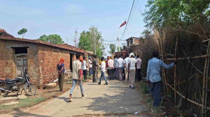 झारखंडः पलामू में तांत्रिक के कहने पर राख खा रहा था एक परिवार, 10 दिन में पांच की मौत झारखंडः पलामू में तांत्रिक के कहने पर राख खा रहा था एक परिवार, 10 दिन में पांच की मौत