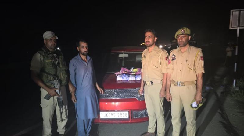 अनंतनाग में अंतर-जिला ड्रग तस्कर गिरफ्तार, 20 करोड़ रुपये की 2.613 अनंतनाग में अंतर-जिला ड्रग तस्कर गिरफ्तार, 20 करोड़ रुपये की 2.613