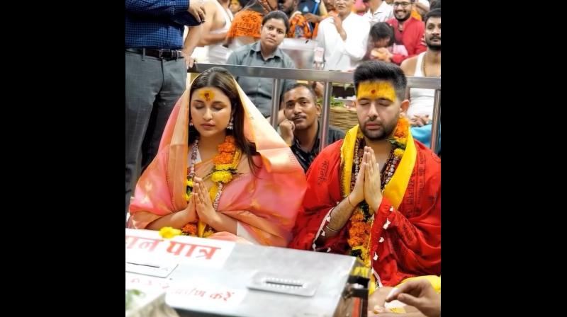 महाकालेश्वर ज्योतिर्लिंग मंदिर में राघव चड्ढा संग पहुंचीं परिणीति चोपड़ा, सिर पर पल्लू रखकर की आरती महाकालेश्वर ज्योतिर्लिंग मंदिर में राघव चड्ढा संग पहुंचीं परिणीति चोपड़ा, सिर पर पल्लू रखकर की आरती