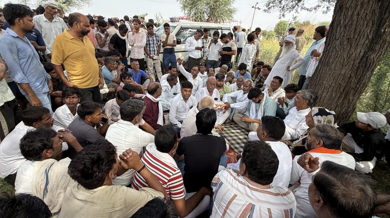 राजस्थान: सड़क पर गिरे हाईटेंशन वायर की चपेट में आकर बाइक सवार तीन राजस्थान: सड़क पर गिरे हाईटेंशन वायर की चपेट में आकर बाइक सवार तीन