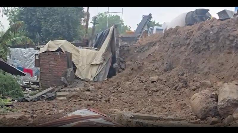 गुजरात: भरूच में वर्ल्ड ट्रेड सेंटर की दीवार मकान पर गिरी, मलबे में दबने से दो लोगों की मौत गुजरात: भरूच में वर्ल्ड ट्रेड सेंटर की दीवार मकान पर गिरी, मलबे में दबने से दो लोगों की मौत