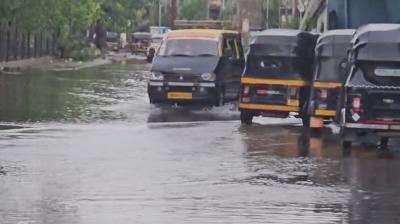मुंबई में रेड अलर्ट के बीच मूसलाधार बारिश, कुर्ला टर्मिनस परिसर में जलभराव से जनजीवन प्रभावित