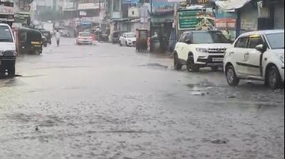 मुंबई में मूसलाधार बारिश का कहर, स्कूल-कॉलेज बंद, उड़ानें और लोकल सेवाएं प्रभावित