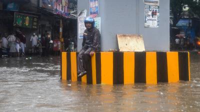 महाराष्ट्र: मुंबई में प्राइवेट ऑफिस को वर्क फ्रॉम होम का निर्देश, 16 ट्रेनें रद्द 9 का डायवर्जन