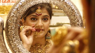 डॉलर की मजबूती और कच्चे तेल में नरमी से कीमती धातुओं पर दबाव, सोने-चांदी की कीमतों में आई 1 प्रतिशत से ज्यादा तक की गिरावट