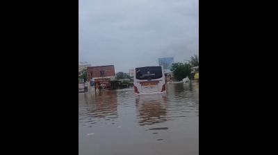 महाराष्ट्र: भारी बारिश से कई जिले प्रभावित; पुणे में फंसी बस, कहीं जमा पानी तो कहीं खिसकी जमीन