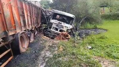 झारखंड : सरायकेला में हाइवा-ट्रेलर की भिड़ंत के बाद लगी आग, दो चालकों की मौत