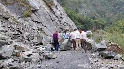 चमोली: नंदप्रयाग-नंदानगर मार्ग पर पहाड़ी से भारी मात्रा में बोल्डर और मलबा गिरा, रास्ता बंद होने से लोग परेशान