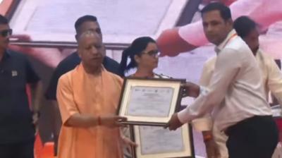 शिक्षकों को कैशलेस इलाज का तोहफा, सीएम योगी बोले- आपके स्वास्थ्य की चिंता करेगी सरकार, आप शिक्षा पर करें फोकस