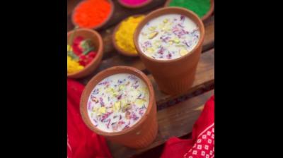 होली 2026 : कोल्ड ड्रिंक्स नहीं रंगों के त्योहार पर ट्राई करें ठंडई, घर पर ऐसे करें तैयार