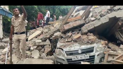 दिल्ली: रोहिणी सेक्टर 16 में इमारत गिरने से अब तक तीन लोगों की मौत