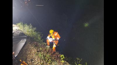 उत्तराखंड: गहरी खाई में गिरा डंपर, दो लोगों की मौत, रातभर चला रेस्क्यू अभियान