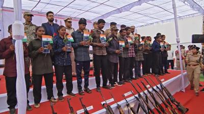 छत्तीसगढ़ में 9 महिलाओं सहित 15 नक्सलियों का आत्मसमर्पण, आधुनिक हथियार भी सौंपे