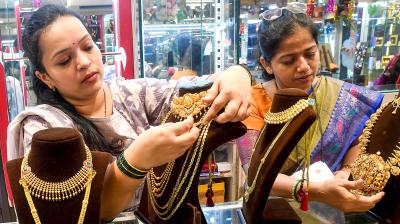 सोना इस हफ्ते दो हजार रुपए और चांदी चार हजार रुपए से अधिक सस्ती हुई