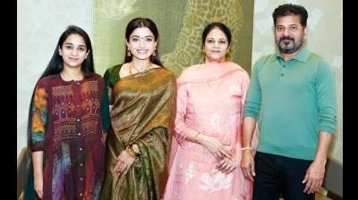 रश्मिका मंदाना ने तेलंगाना के सीएम रेवंत रेड्डी से की मुलाकात, आशीर्वाद के तौर पर मिला बेहद खास तोहफा