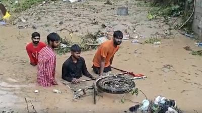 जम्मू-कश्मीर के राजौरी में तेज बारिश से तबाही : बाढ़ में घर, गाड़ियां और दुकानें बहीं, एक महिला लापता