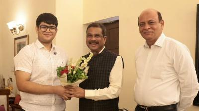 धर्मेंद्र प्रधान ने नीट-यूजी में दूसरी रैंक वाले पंशुल बंसल से मुलाकात की