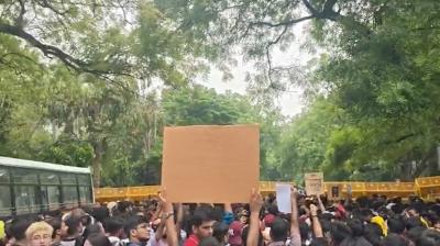 दिल्ली के जंतर-मंतर पर विरोध प्रदर्शन के दौरान तनाव, पुलिस ने बैरिकेड्स लगाए