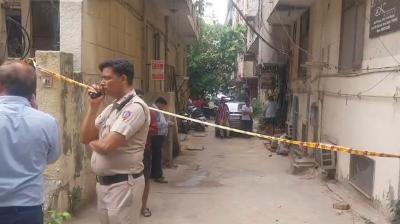 दिल्ली के अमर कॉलोनी थाना इलाके में संदिग्ध हालत में फ्लैट से मिले 2 शव