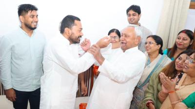 जन्मदिन पर निशांत कुमार ने पिता नीतीश कुमार से लिया आशीर्वाद, महावीर मंदिर में की पूजा