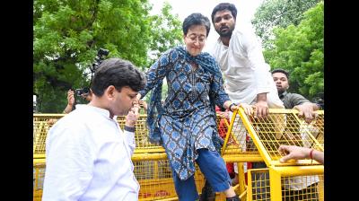 जंतर-मंतर पर छात्रों के प्रदर्शन को समर्थन देने पहुंचे आप नेताओं ने की शिक्षा मंत्री के इस्तीफे की मांग