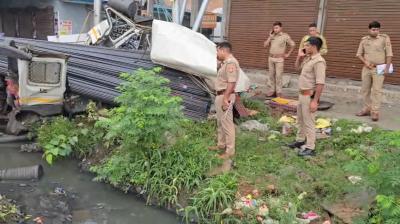 ग्रेटर नोएडा में सरिया से भरा ट्रक नाले में पलटा, चालक की दर्दनाक मौत, दो घंटे तक चला रेस्क्यू ऑपरेशन